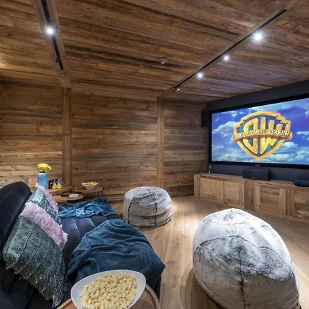 Luxury Chalet With Jacuzzi And Sauna בקתה